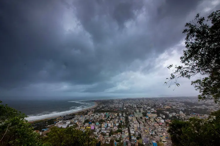 Índia: 800 mil pessoas foram retiradas de casa para chegada do ciclone Fani (Stringer/Reuters)