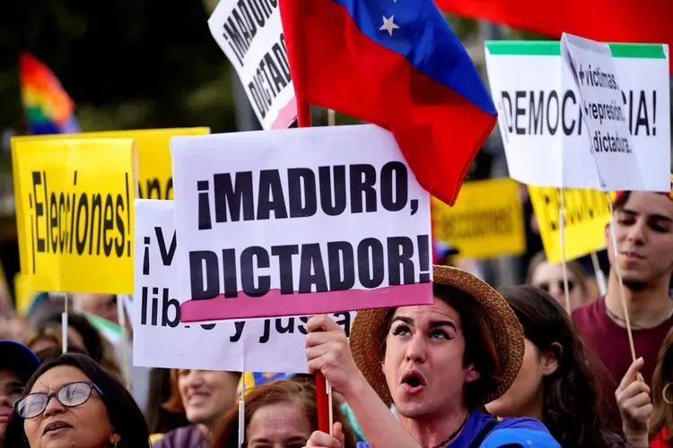 Protestos contra Maduro na Espanha, dia 1/5/2019 (Juan Medina/Reuters)