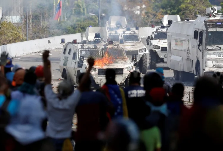 Venezuela: a GNB também utilizou blindados para ajudar na dispersão das manifestações convocadas por Guaidó (Carlos Garcia Rawlins/Reuters)