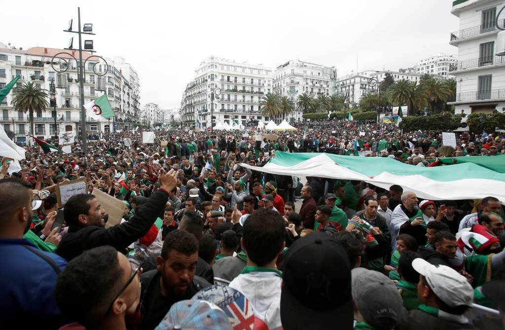 Manifestantes protestam pela 11ª sexta-feira consecutiva na Argélia