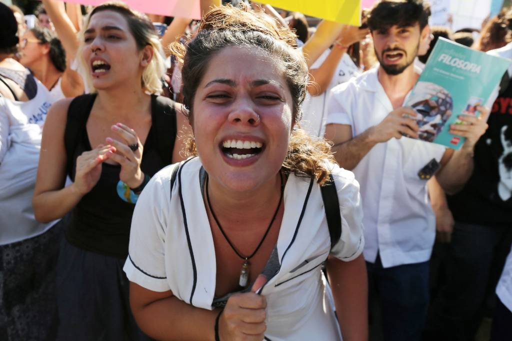 Alunos protestam contra cortes durante visita de Bolsonaro a colégio no RJ