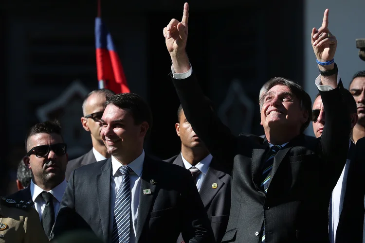 Flávio e Jair Bolsonaro: oito alvos da quebra de sigilo bancário e fiscal na investigação que mira Flávio já trabalharam no gabinete de seu pai (Ricardo Moraes/Reuters)