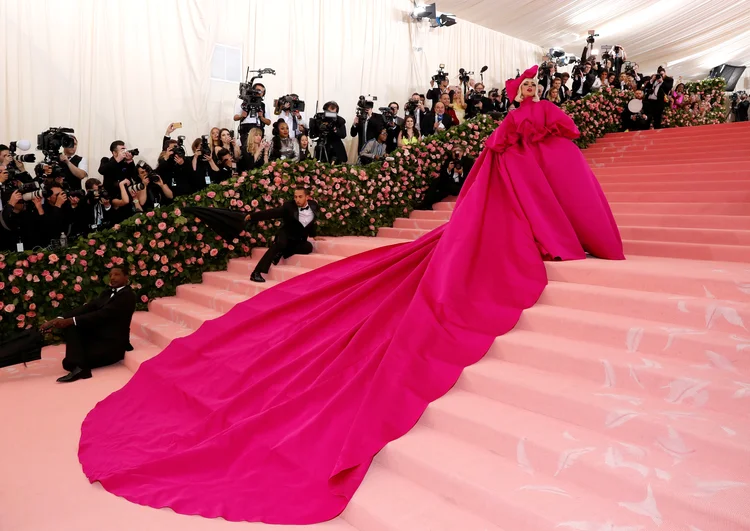 Como uma stripper, Lady Gaga foi se transformando no tapete vermelho até ficar apenas com lingerie preta e brilhante (Andrew Kelly/Reuters)