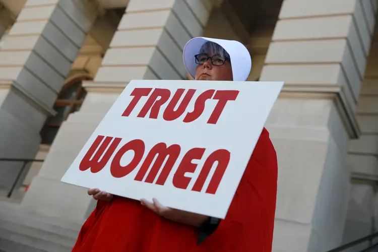 Protestos na Georgia, EUA: mulher segura uma placa dizendo "confiem nas mulheres" (Elijah Nouvelage/Reuters)