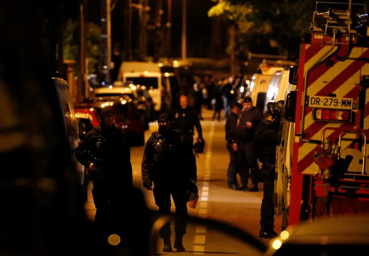 Polícia no local do sequestro na França.  (Regis Duvignau/Reuters)