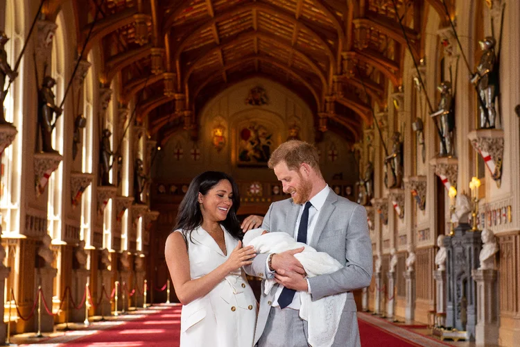 Príncipe Harry e Meghan com bebê do casal (Dominic Lipinski/Pool/Reuters)