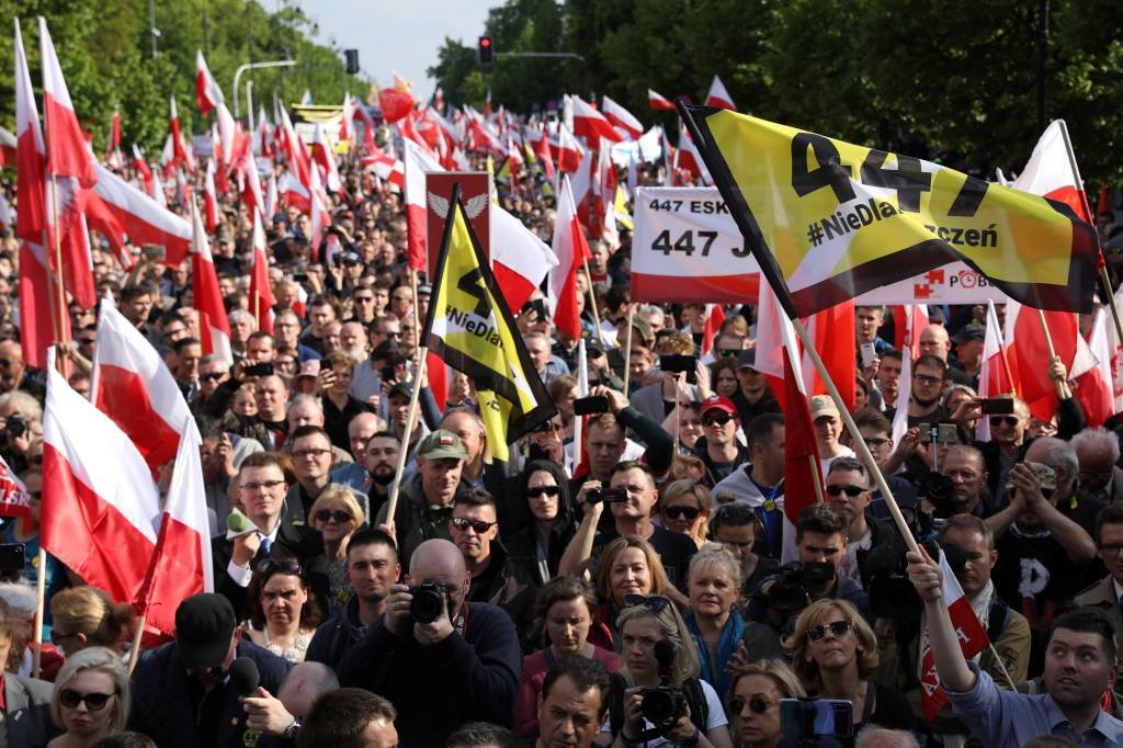 Extrema direita polonesa marcha contra lei dos EUA de restituição a judeus