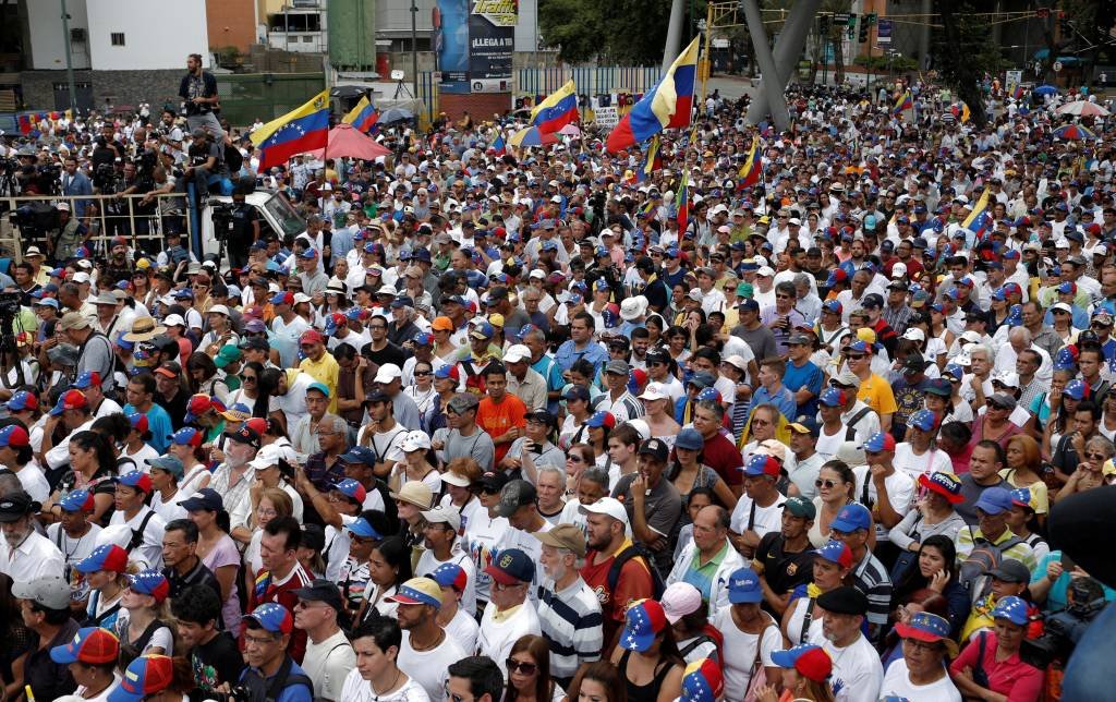 Opositores venezuelanos protestam contra ofensiva de Maduro