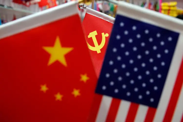 Bandeiras dos EUA, da China e do Partido Comunista chinês em mercado de Yiwu, na China 10/05/2019 REUTERS/Aly Song (Aly Song/Reuters)
