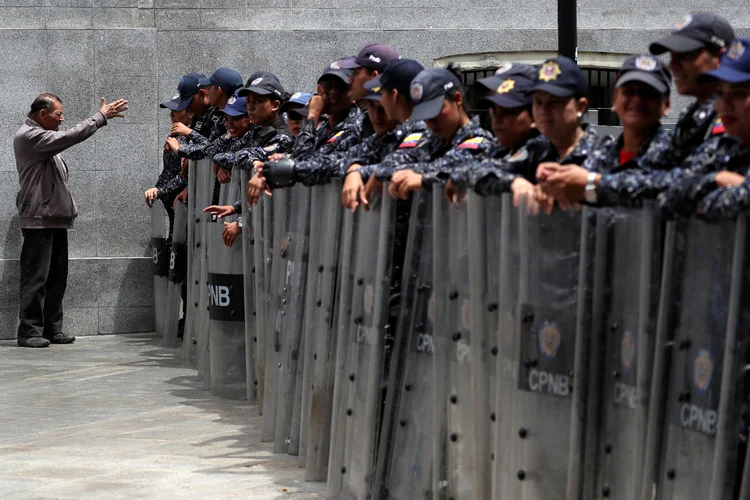 Policiais bloquearam entrada à Assembleia Nacional da Venezuela na última terça-feira (Ivan Alvarado/Reuters)