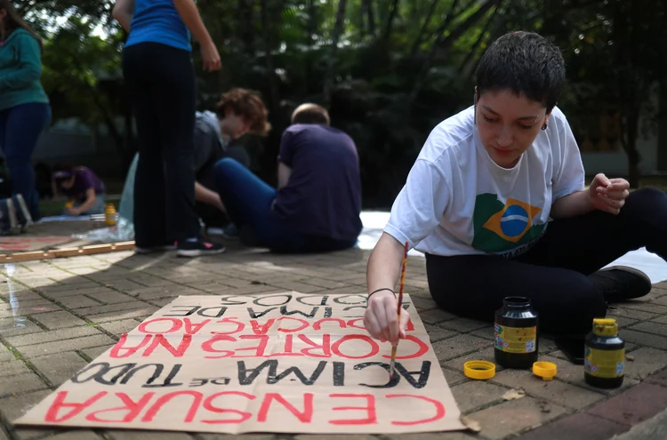 Educação: Bolsonaro chamou de "idiotas úteis" manifestantes que organizam nesta quarta-feira, 15, uma série de protestos contra cortes na educação (Amanda Perobelli/Reuters)