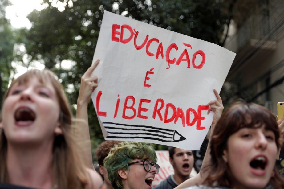 Manifestantes protestam em São Paulo contra o corte de verbas na Educação