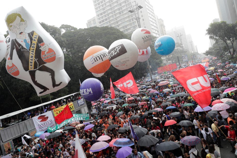 Manifestantes se reúnem em frente ao Masp, na Avenida Paulista, em São Paulo