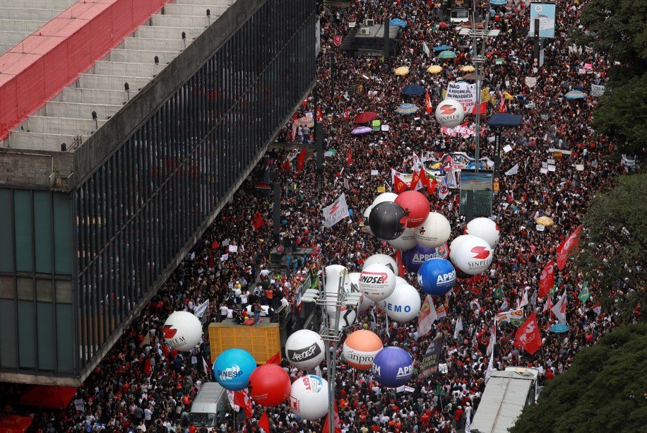 Manifestantes se reúnem em frente ao Masp, na Avenida Paulista, em São Paulo