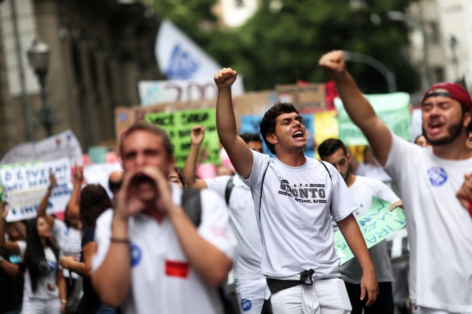 Estudantes protestam em São Paulo contra o bloqueio de verbas na Educação