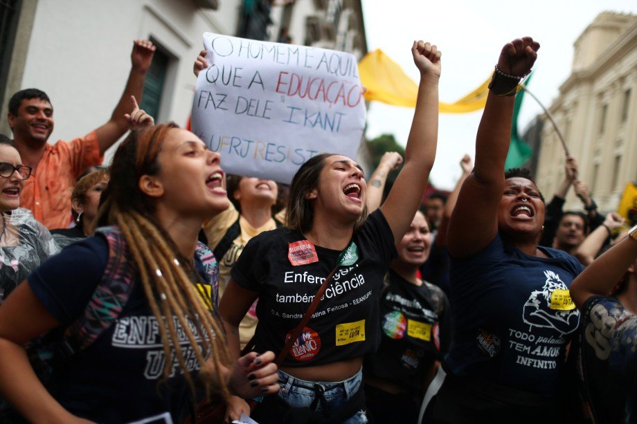 Estudantes protestam em São Paulo contra o bloqueio de verbas na Educação