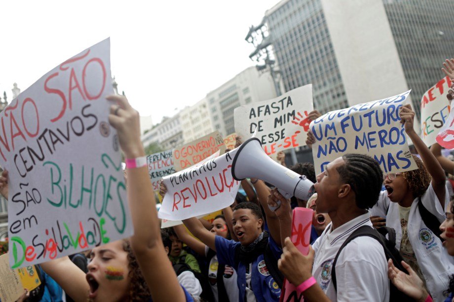 Manifestação contra bloqueio na Educação no Rio de Janeiro