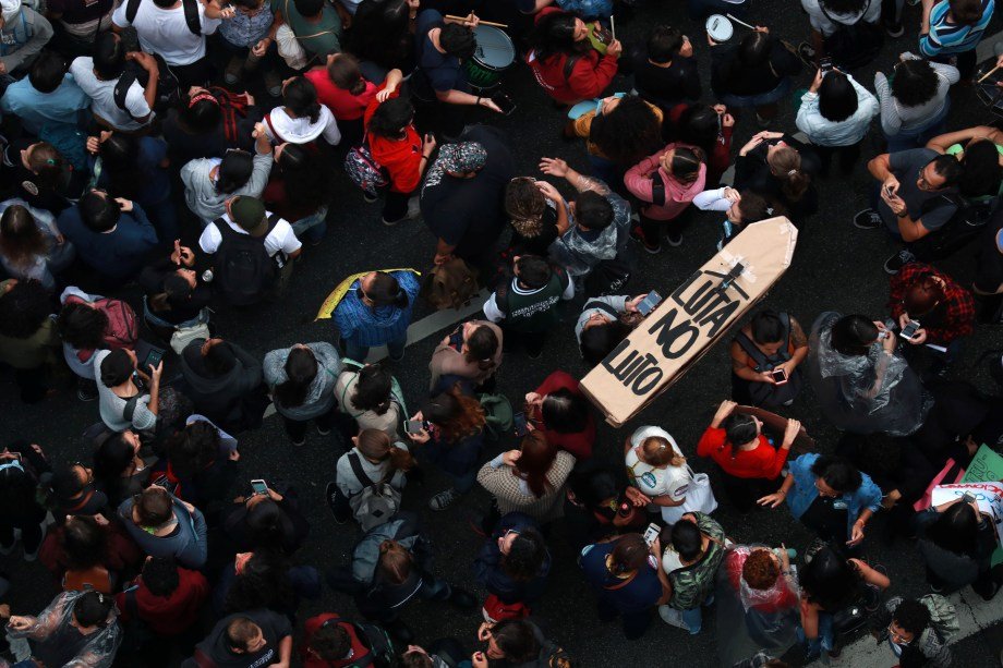 Manifestantes carregam caixão durante protesto em São Paulo contra o bloqueio de verbas da Educação
