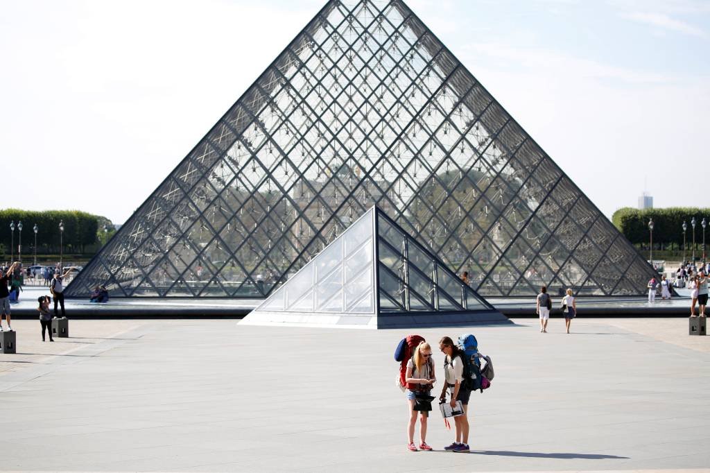 Off-White lança coleção especial em parceria com o Louvre
