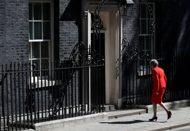 Theresa May anunciou nesta sexta-feira (24) que vai deixar o cargo de primeira-ministra (Hannah McKay/Reuters)
