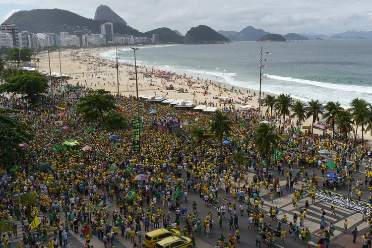 Apoiadores de Bolsonaro fazem protesto pró-governo em Copacabana Copacabana, Rio de Janeiro, Brasil .26 de maio de 2019. REUTERS/Lucas Landau (Lucas Landau/Reuters)