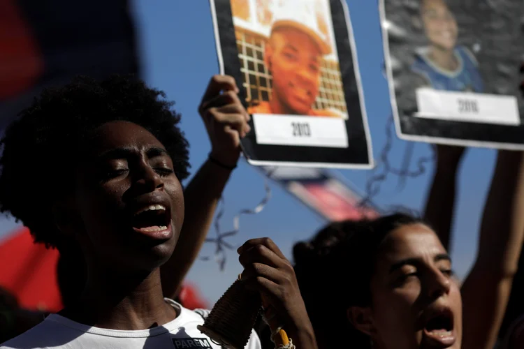 Atos: centenas de pessoas, apoiadas por partidos de esquerda, reuniram-se na orla entre os bairros de Ipanema e Leblon, próximos de grandes favelas (Ricardo Moraes/Reuters)