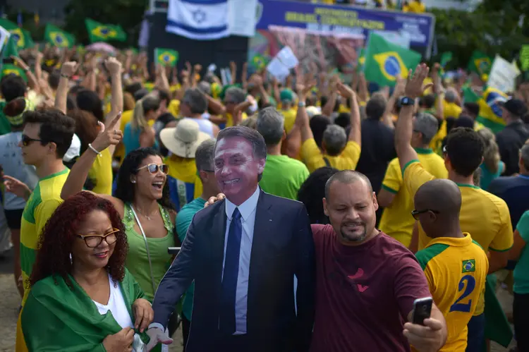 Manifestantes carregam boneco de Bolsonaro em ato pró-governo, em Copacabana, Rio de janeiro.  26 de maio de 2019. REUTERS/Lucas Landau (Lucas Landau/Reuters)