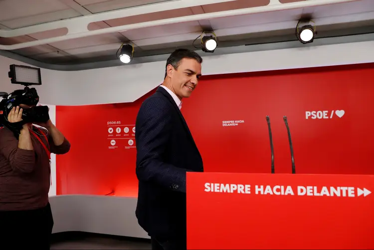 Primeiro-ministro interino espanhol, Pedro Sanchez, chega para com a imprensa após os resultados das eleições, na sede do partido em Madri REUTERS/Susana Vera (Susana Vera/Reuters)