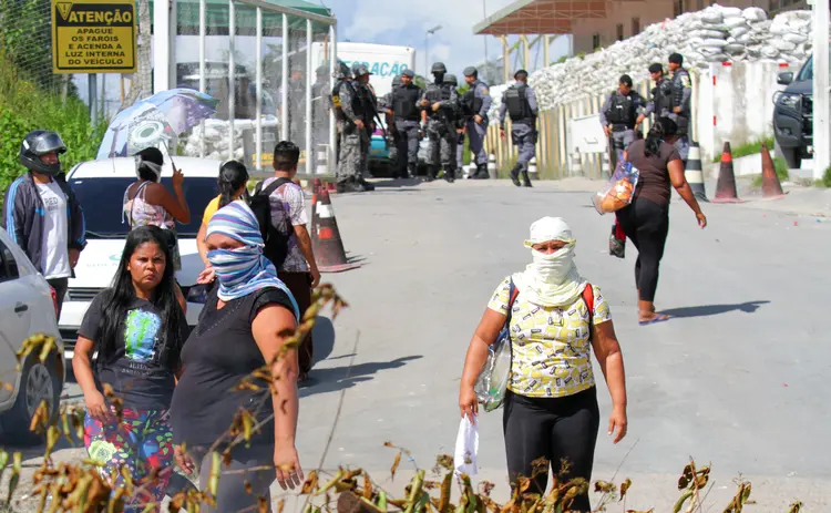 Parentes manifestam na frente de presídio em Manaus, Amazonas (Sandro Pereira/Reuters)