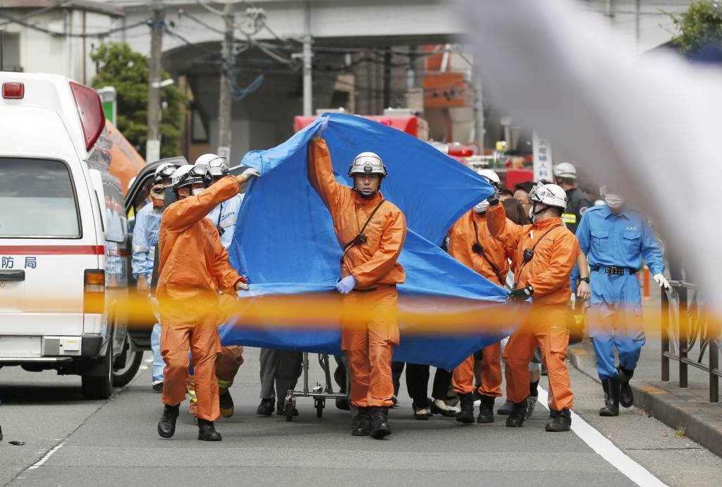 Homem ataca crianças com faca e deixa 2 mortos e 17 feridos no Japão