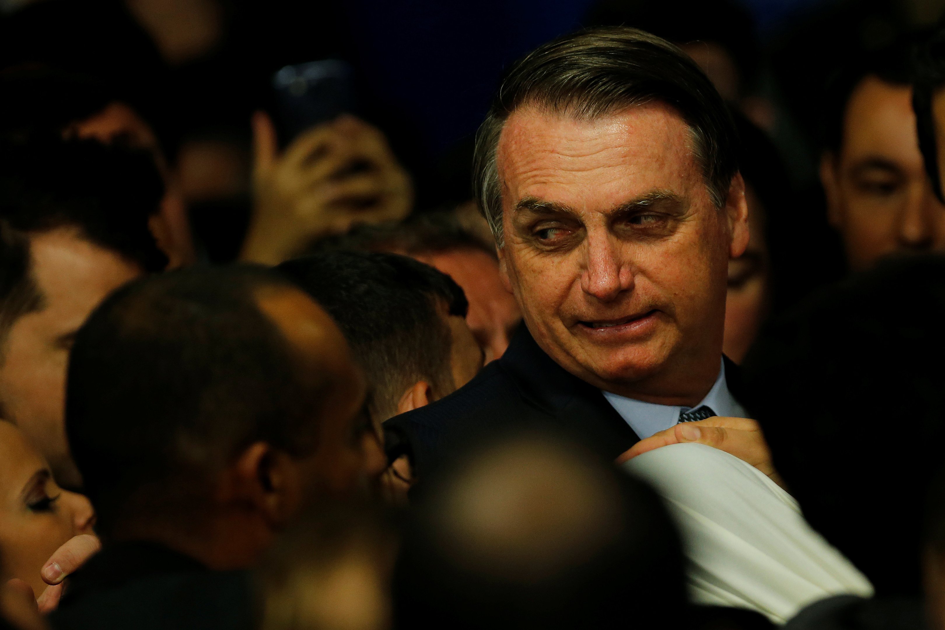 De surpresa, Bolsonaro vai a pé do palácio à Câmara homenagear humorista