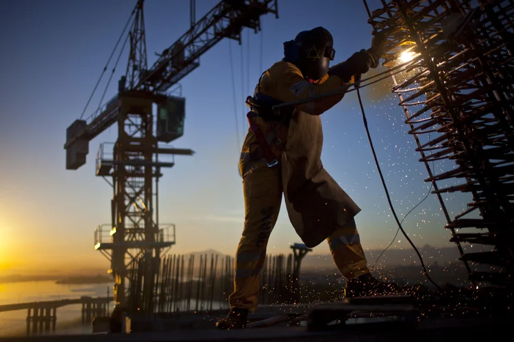 Trabalhador corta um pedaço de aço durante a construção de uma ponte sobre a baía de Guanabara, Rio de Janeiro, Brasil. Foto: Dado Galdieri/Bloomberg (Dado Galdier/Bloomberg)