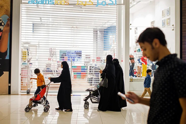 Shopping na Arábia Saudita: maioria dos jovens árabes diz que é responsabilidade do governo pagar suas necessidades básicas, como educação e moradia (Tasneem Alsultan/Bloomberg)