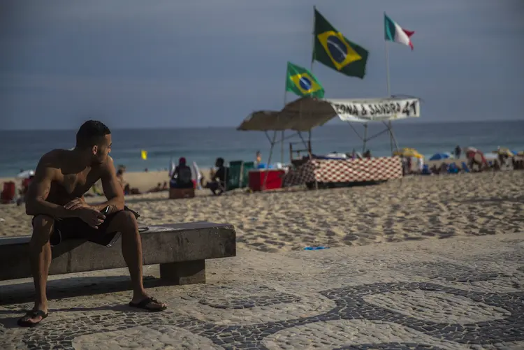 Homem na praia de Ipanema, Rio de Janeiro, Brasil. agosto de 2018. Foto: Galdieri/Bloomberg (Galdieri/Bloomberg)