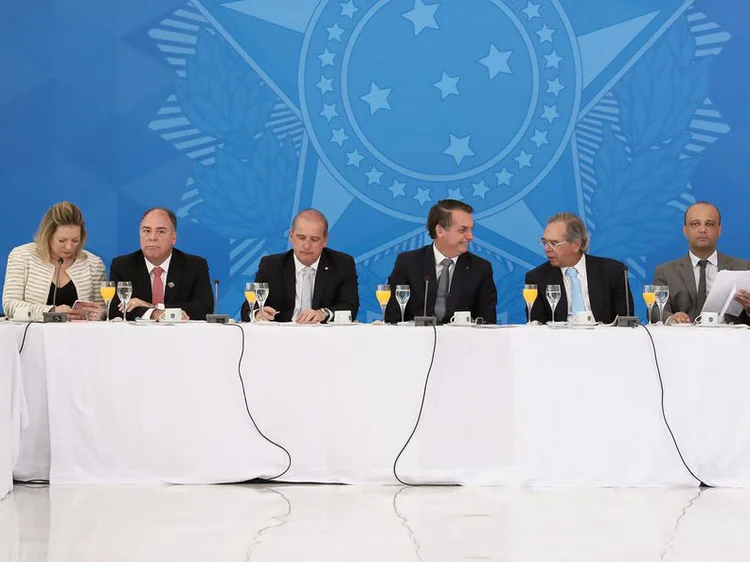 Jair Bolsonaro, ao centro, ao lado de aliados e ministros durante encontro com bancada nordestina (Marcos Corrêa/PR/Divulgação)