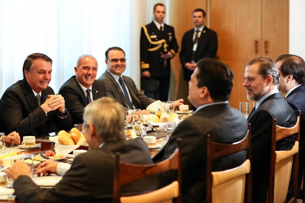 Propondo um "pacto pelo Brasil", chefes dos Poderes se reúnem na Alvorada