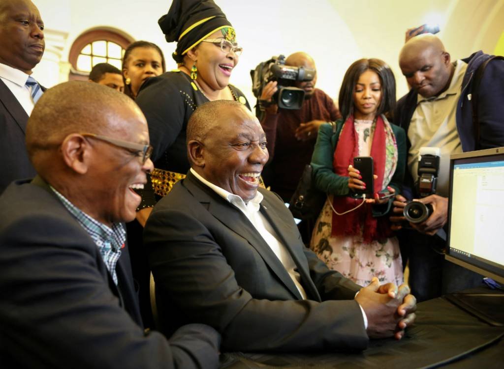 Partido de Mandela começa novo governo pressionado na África do Sul