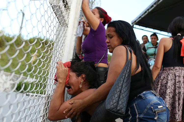 Familiares após massacre em Manaus (Bruno Kelly/Reuters)