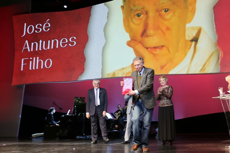 José Antunes Filho recebe a a Ordem do Mérito Cultural 2013 do Ministério da Cultura (AlbertHerring/Wikimedia Commons)