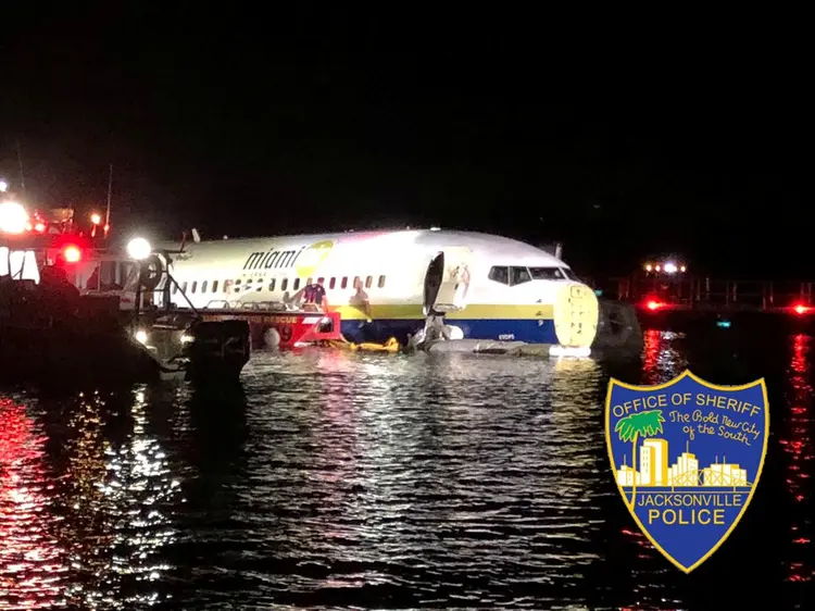 Avião derrapa ao pousar na Flórida: 136 pessoas estavam a bordo da aeronave (JACKSONVILLE SHERIFF’S OFFICE/Reuters)
