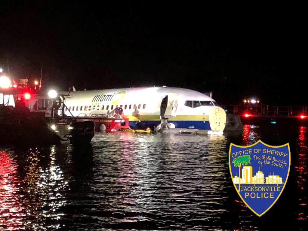 Com 136 a bordo, avião derrapa ao pousar e vai parar em rio na Flórida