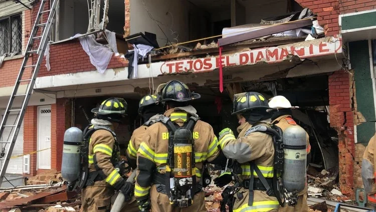 Bogotá: mais de 30 bombeiros estão trabalhando no resgate das vítimas (Twitter/Reprodução)