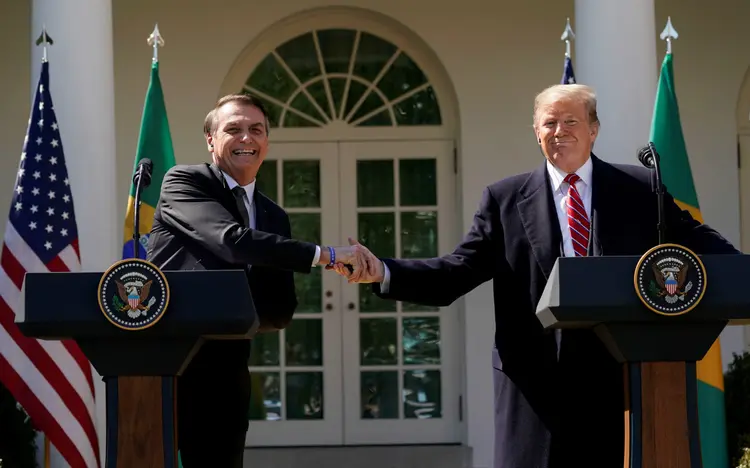 Jair Bolsonaro e Donald Trump: promessa foi feita na Casa Branca em março (Kevin Lamarque/Reuters)