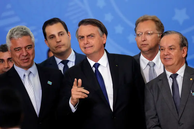 Jair Bolsonaro e deputados: presidente com parlamentares durante assinatura do decreto sobre armas (Adriano Machado/Reuters)