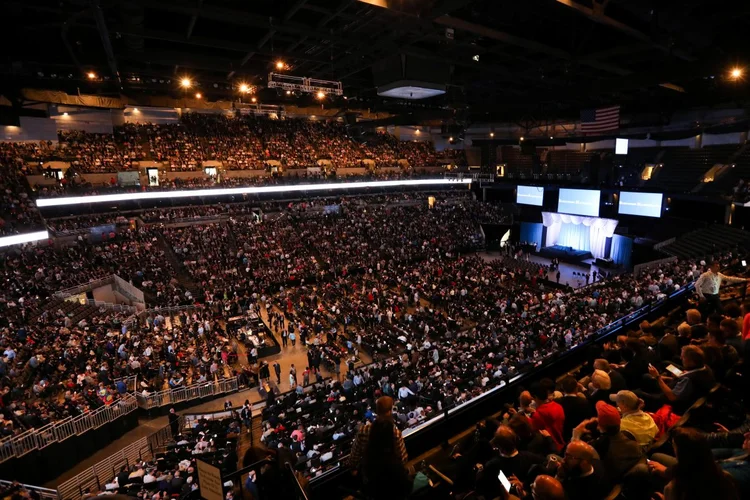 Assembleia da Bershire Hathaway: encontro aconteceu em um anfiteatro parecido com um estádio de futebol, "o oráculo de Omaha" (Scott Morgan/Reuters)