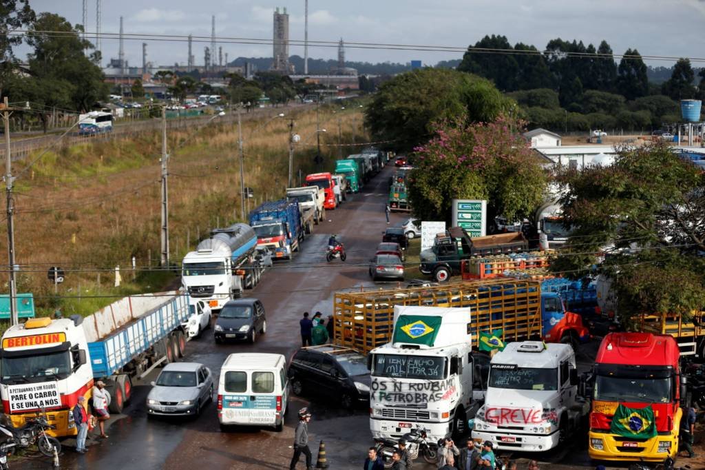 CAMINHONEIROS: o presidente tem se preocupado em trazer benesses generosas para a categoria / REUTERS/Rodolfo Buhrer