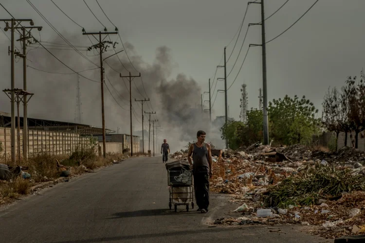 VENEZUELA: a eletricidade e a água corrente estão disponíveis apenas durante algumas horas do dia (Meridith Kohut//The New York Times)