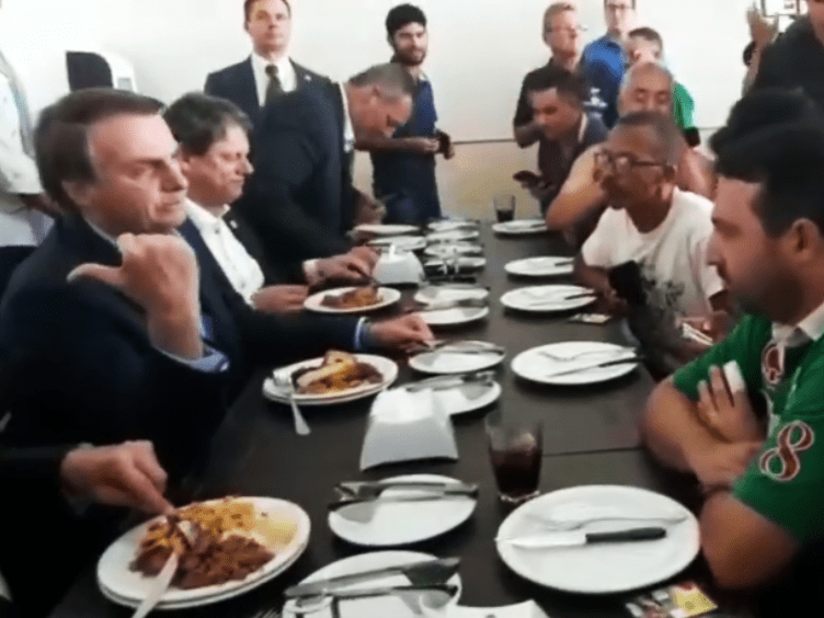 Bolsonaro almoça em churrascaria com caminhoneiros e critica radares
