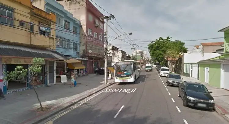 Rio de Janeiro: homem mantém mulher e filhos reféns em Cascadura (Street View/Reprodução)