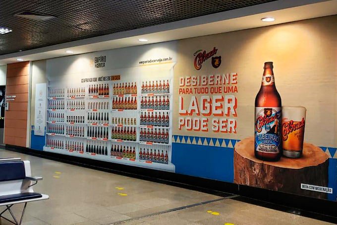 Cervejaria Colorado instala painel em aeroporto para promover novo rótulo